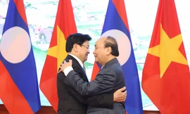 Thủ tướng Nguyễn Xuân Phúc đón Thủ tướng Lào Thongloun Sisoulith. (Ảnh: Như Ý)