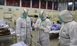 Các y bác sĩ đang làm việc ở tuyến đầu của dịch bệnh đối diện với rủi ro lớn. (Ảnh: XInhua) 