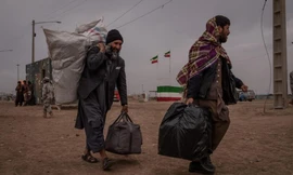Một số người Afghanistan trở về từ Iran để tránh COVID-19. (Ảnh: NYT)