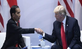 Tổng thống Indonesia (bìa trái) trong cuộc dịp gặp Tổng thống Mỹ Donald Trump. (Ảnh: Policy Times)