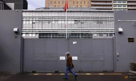 Trước cửa Lãnh sự quán Trung Quốc tại Sydney, Úc. (Ảnh: Reuters)