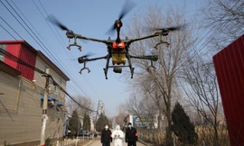 Trung Quốc dùng máy bay không người lái nhắc người dân đeo khẩu trang khi ra ngoài. (Ảnh: Reuters)