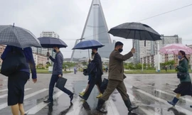 Người dân Bình Nhưỡng đeo khẩu trang khi ra đường. (Ảnh: Reuters)