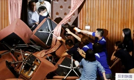 Khunh cảnh hỗn loạn trong cơ quan lập pháp Đài Loan sáng nay. (Ảnh: Reuters)