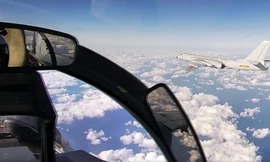 Một chiếc máy bay ném bom chiến lược H-6K của Trung Quốc nhìn từ máy bay ném bom của Nga trong cuộc tuần tra chung hôm 22/12. (Ảnh: AP)