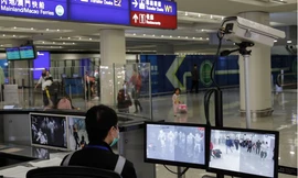 Nhiều nước đang tăng cường kiểm tra thân nhiệt của hành khách đi máy bay vì sợ nguy cơ dịch bệnh mới lan từ Trung Quốc. (Ảnh: AP)