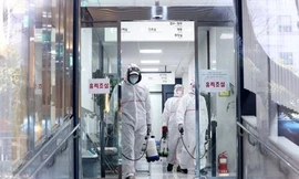 Nhân viên y tế khử trùng một bệnh viện ở Busan hôm 24/2. (Ảnh: Yonhap)