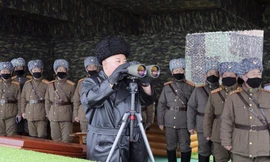 Ông Kim Jong Un thị sát một cuộc tập trận. (Ảnh: AP)