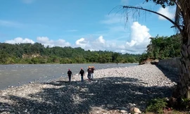 Bức ảnh do cơ quan chức năng Indonesia cung cấp cho thấy lực lượng cứu hộ đang tìm kiếm những người còn mất tích