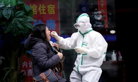 Lấy mẫu xét nghiệm nhanh virus corona tại bệnh viện ở Vũ Hán ngày 28/3. (Ảnh: Reuters)