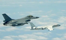 Máy bay quân sự Đài Loan (trái) bay sát một máy bay ném bom H6-K của Trung Quốc đại lục trên vùng trời phía nam Đài Nam hồi tháng 5/2018. (Ảnh: AP)