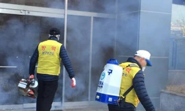 Khử trùng tại cơ sở của giáo phái Tân Thiên Địa ở Daegu. (Ảnh: Yonhap)