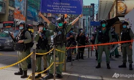 Cảnh sát Hong Kong làm nhiệm vụ trên đường phố hôm 28/6. (Ảnh: AP)