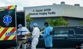 Nhân viên y tế vận chuyển một người chết vì COVID-19 ở Florida. (Ảnh: Reuters)