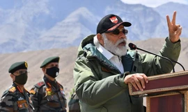 Thủ tướng Ấn Độ Narendra Modi phát biểu trước các binh lính trong chuyến thăm Ladakh ngày 3/7. (Ảnh: AP)
