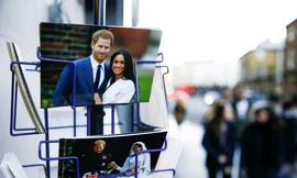 Hình Hoàng tử Harry và Công nương Meghan tại một quầy bán đồ lưu niệm ở London. (Ảnh: Reuters)