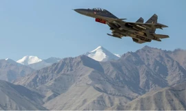 Một máy bay chiến đấu của của Ấn Độ bay ở vùng Ladakh ngày 15/9. (Ảnh: Reuters)
