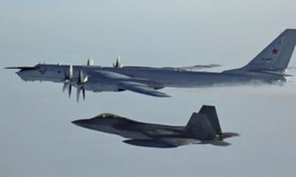 Bức ảnh do NORAD đưa ra ngày 9/3 cho thấy máy bay Mỹ đang xua máy bay trinh sát của Nga ở gần bờ biển Alaska