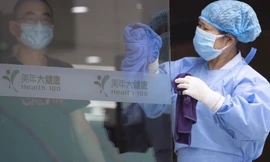 Các biện pháp hạn chế đang được triển khai ở thủ đô Bắc Kinh, Trung Quốc, để khống chế ổ dịch mới. (Ảnh: AP)