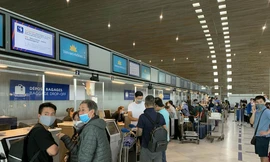 Các công dân làm thủ tục tại sân bay. (Ảnh: Mofa)