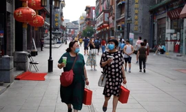 Người dân Bắc Kinh, Trung Quốc, đeo khẩu trang khi đi trên phố ngày 30/7. (Ảnh: Reuters)