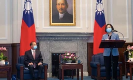 Bộ trưởng Y tế Mỹ Alex Azar (trái) và nhà lãnh đạo Đài Loan Thái Anh Văn trong cuộc họp báo chung tại Đài Bắc ngày 10/8. (Ảnh: CNN)