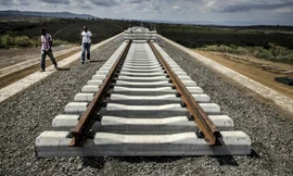 Dự án đường sắt lửng lơ ở Kenya được làm bằng tiền vay theo khuôn khổ Vành đai Con đường. (Ảnh: Bloomberg)