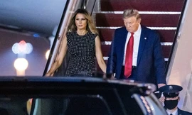 Tổng thống Donald Trump và Đệ nhất phu nhân Melania bước xuống từ chuyên cơ để đến Palm Beach 