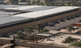 Xe của lực lượng an ninh Iraq xếp hàng ngoài đại sứ quán Mỹ ở Baghdad ngày 1/1. (Ảnh: Reuters)