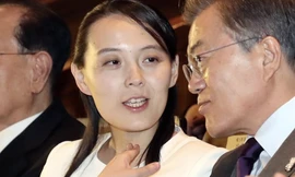 Cô Kim Yo Jong (trái) trong một dịp gặp Tổng thống Hàn Quốc Moon Jae-in. (Ảnh: AP)