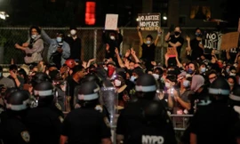 Cảnh sát New York đối phó với người biểu tình tối 2/6. (Ảnh: Reuters)