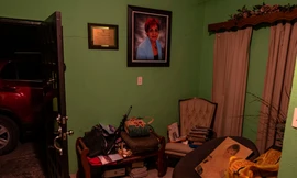 Bức ảnh chân dung bà Miriam Rodríguez được treo trên tường nhà bà. (Ảnh: NYT)