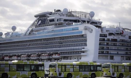 Hành khách trên du thuyền Diamond Princess bắt đầu được lên bờ. (Ảnh: AP)