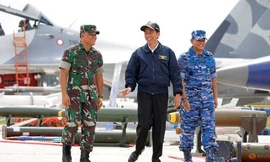 Tổng thống Joko Widodo (giữa) trong chuyến thị sát cuộc diễn tập quân sự ở quần đảo Natura vào tháng 10/2016. (Ảnh: Reuters)