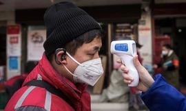 Kiểm tra sức khoẻ người dân ở Trung Quốc