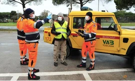 Các tình nguyện viên mang khẩu trang đến nhà người dân ở Grosseto, Italy. (Ảnh: Reuters)