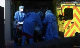 Nhân viên y tế vận chuyển bệnh nhân bên ngoài bệnh viện St. Thomas ở London hôm 26/3. (Ảnh: Reuters)