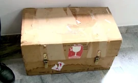 Chiếc hòm mà Iran nói là chứa thiết bị ghi hành trình bay và ghi âm buồng lái của chiếc máy bay Ukraine bị bắn rơi. (Ảnh Irib)