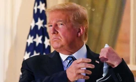 Ông Trump tháo khẩu trang sau khi xuất viện. (Ảnh: Reuters)