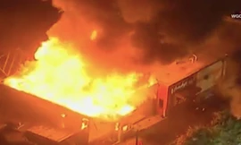 Nhà hàng ở Mỹ bị thiêu rụi sau khi lại xảy ra vụ cảnh sát bắn chết người da đen