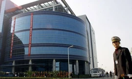 Một nhân viên an ninh đứng gác bên ngoài trụ sở của SMIC ở Thượng Hải tại lễ khai trương năm 2001. (Ảnh: Reuters)