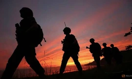 Lính hải quân Hàn Quốc đi tuần trên đảo Yeonpyeong. (Ảnh: Reuters)