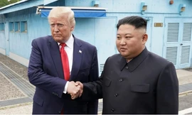 Ông Kim và ông Trump tại cuộc gặp ở khu phi quân sự giữa hai miền Triều Tiên ngày 30/6/2019. (Ảnh: Reuters)
