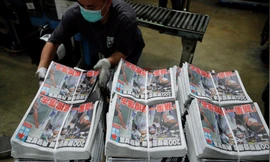 Apple Daily in hình ông chủ của họ bị còng tay và lời tuyên bố "quyết chiến" trên trang chủ của số ra hôm nay. (Ảnh: Reuters)