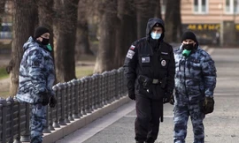 Binh lính Nga đeo khẩu trang khi đi tuần ở Mátxcơva ngày 22/4. (Ảnh: AP)