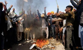 Người biểu tình Ấn Độ phản đối luật mới. (Ảnh: Reuters)