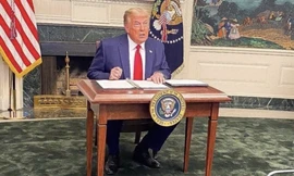 Hình ảnh ông Trump dùng chiếc bàn tí hon được lan truyền trên Twitter