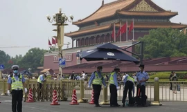 Bảo đảm an ninh ở khu vực trước Đại lễ đường nhan dân Trung Quốc. (Ảnh: AP)