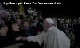 Khoảnh khắc Giáo hoàng bị một phụ nữ kéo tay. (Ảnh chụp từ clip)