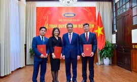 Thứ trưởng Ngoại giao Đặng Minh Khôi và các cán bộ mới được bổ nhiệm. (Ảnh: baoquocte)